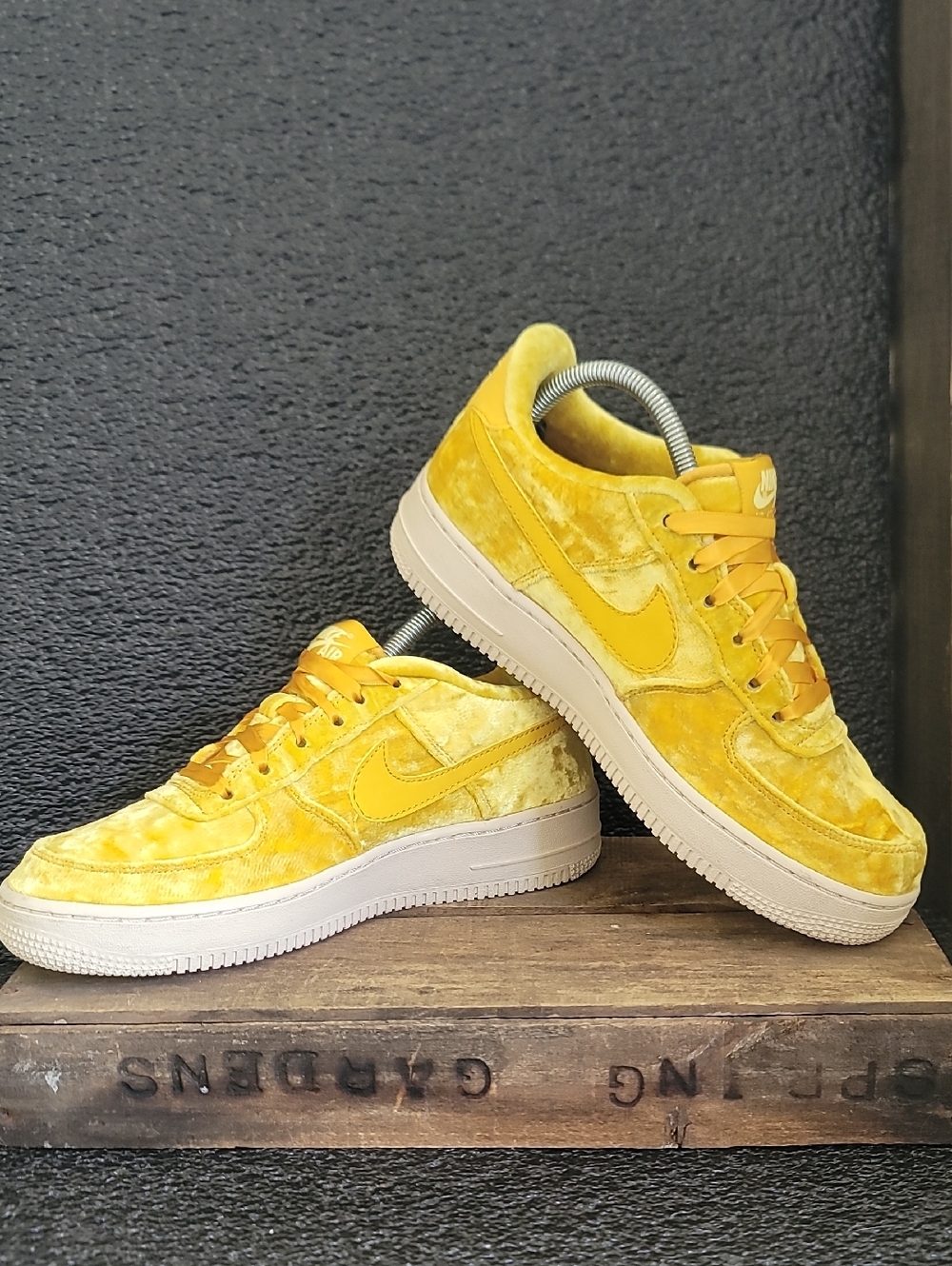 Nike Air Force 1 LV8 "Mineral Gold Velvet" Wmns 8.5 Fast Shipper - Picture 3 of 10